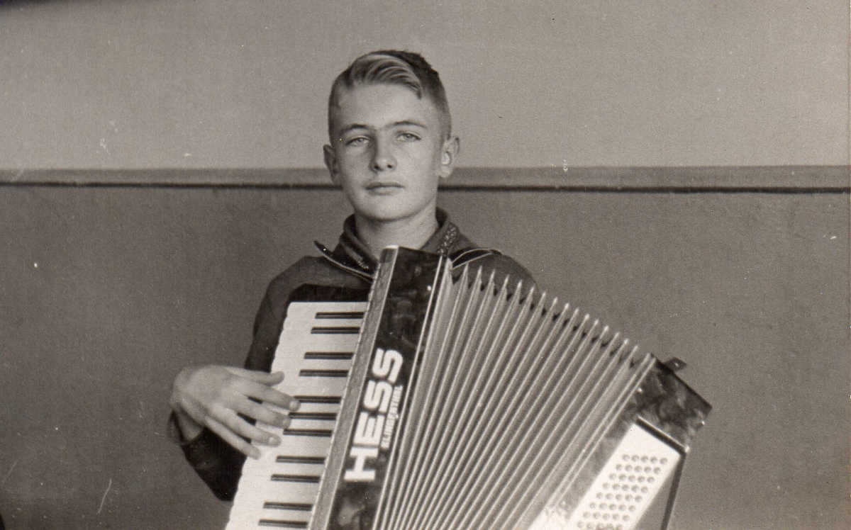 Wolfgang Liebold mit seinem Akkordeon (1942)